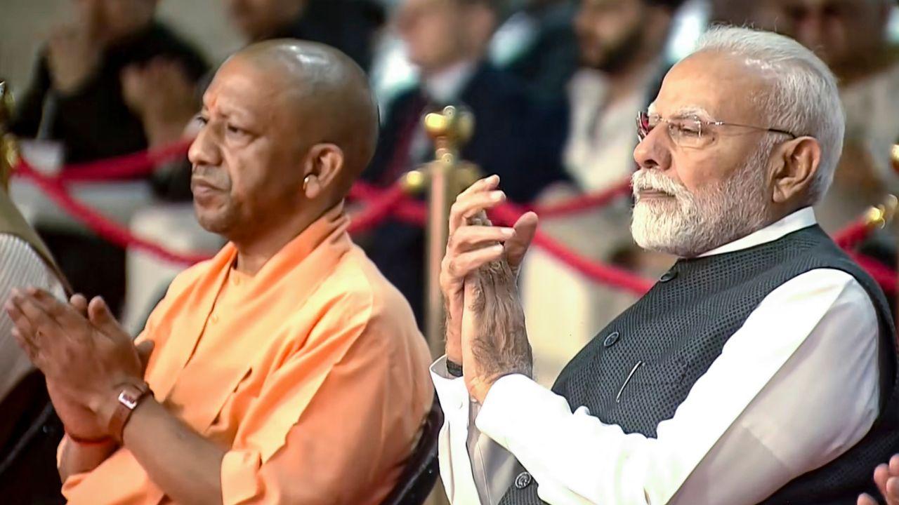 Prime Minister Narendra Modi and Uttar Pradesh Chief Minister Yogi Adityanath applauding the exhibition.